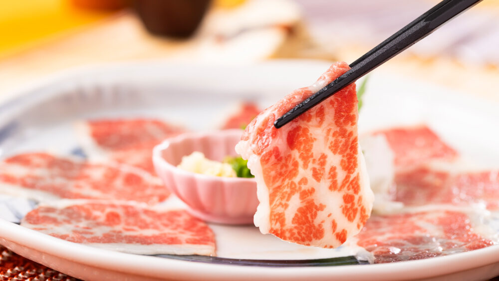 名物料理のとろける馬刺しの画像